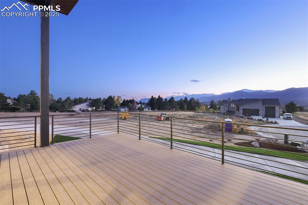 Image 10 of 50: Deck