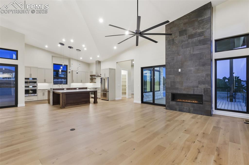 Image 17 of 50: Living Room