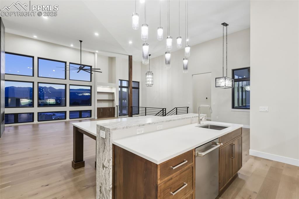 Image 21 of 50: Kitchen