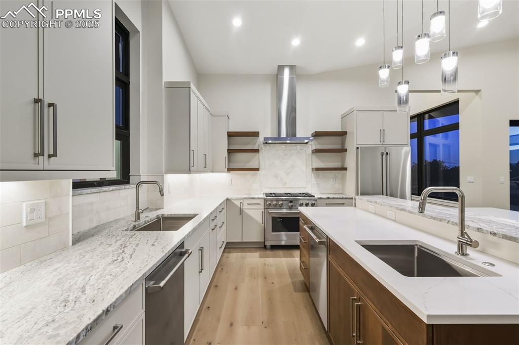 Image 22 of 50: Kitchen