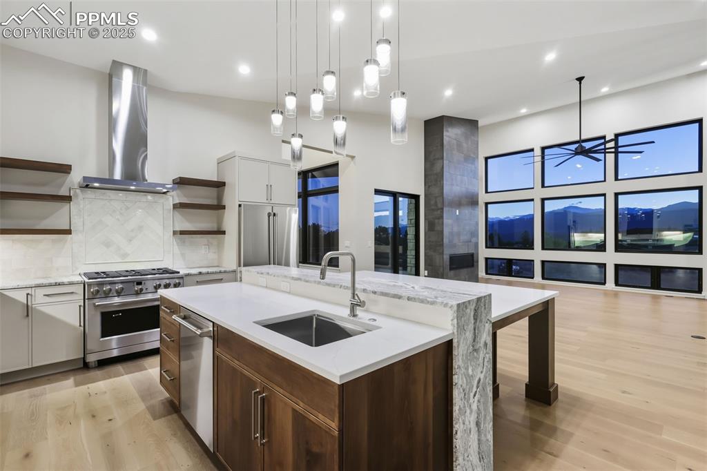 Image 23 of 50: Kitchen