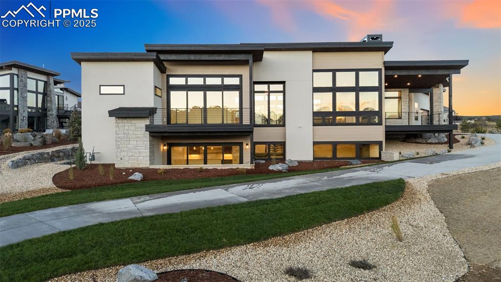 Image 3 of 50: Back of Structure