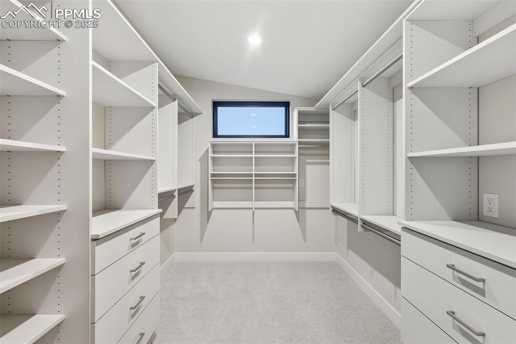 Image 32 of 50: Closet