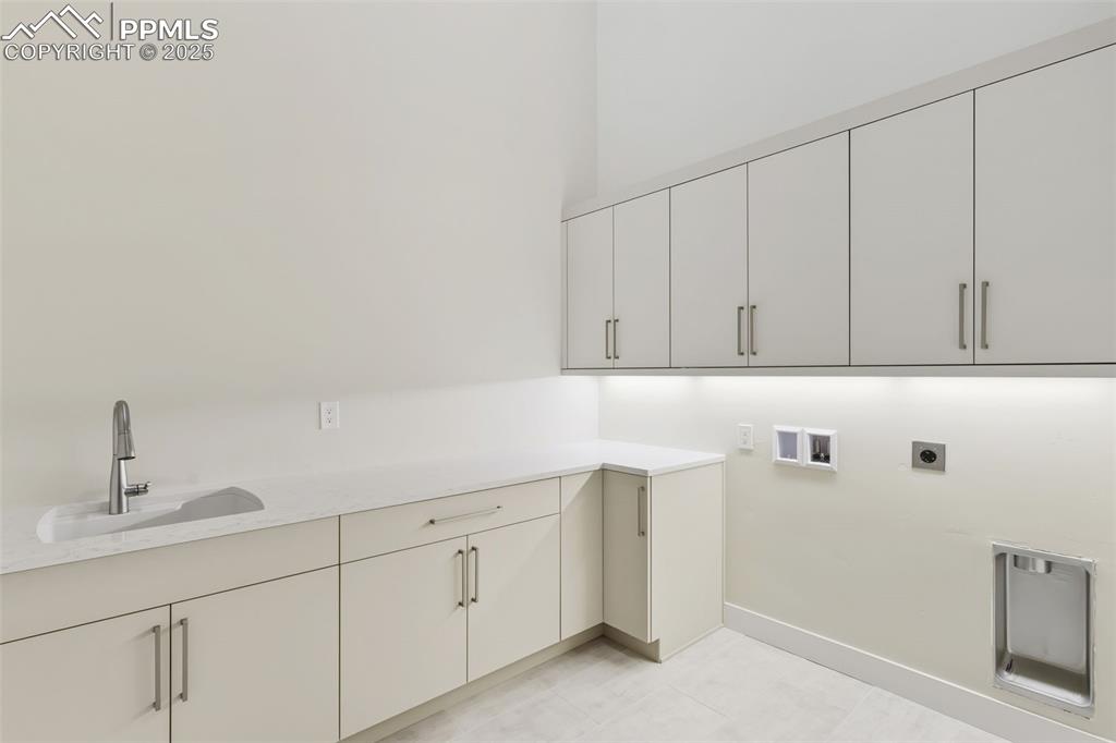 Image 34 of 50: Laundry