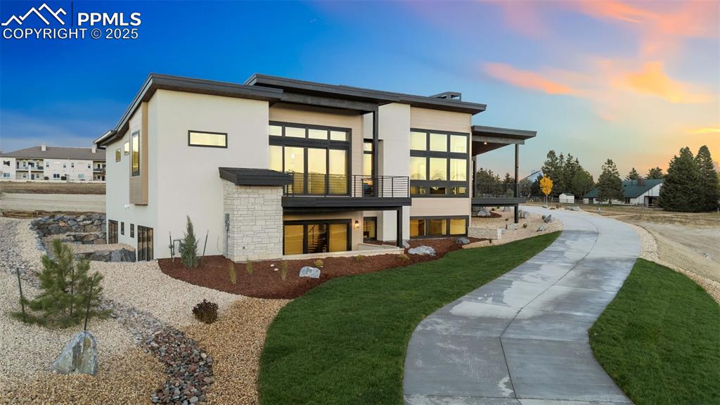 Image 4 of 50: Back of Structure