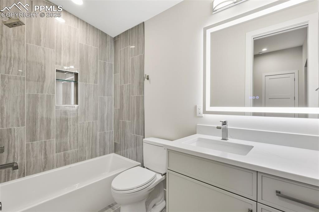 Image 45 of 50: Bathroom