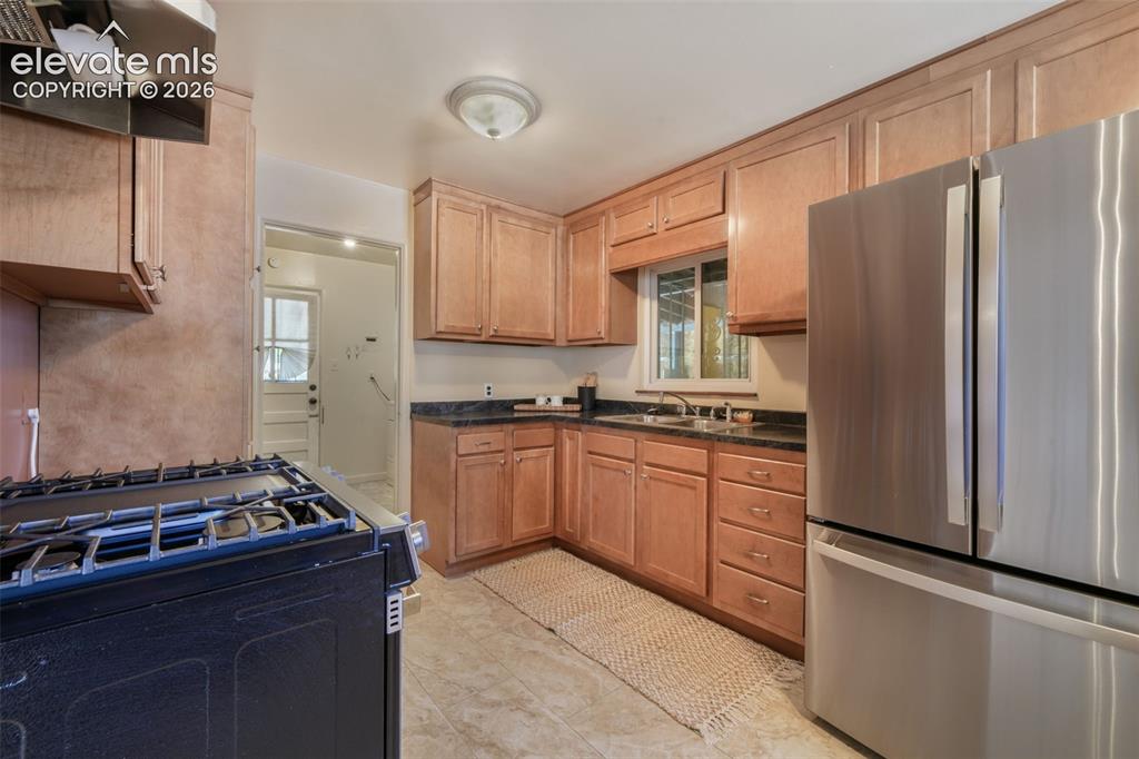 Image 14 of 50: Kitchen