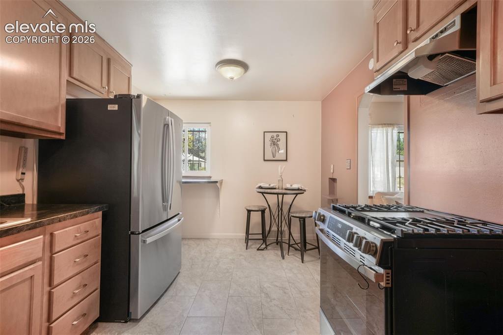 Image 15 of 50: Kitchen
