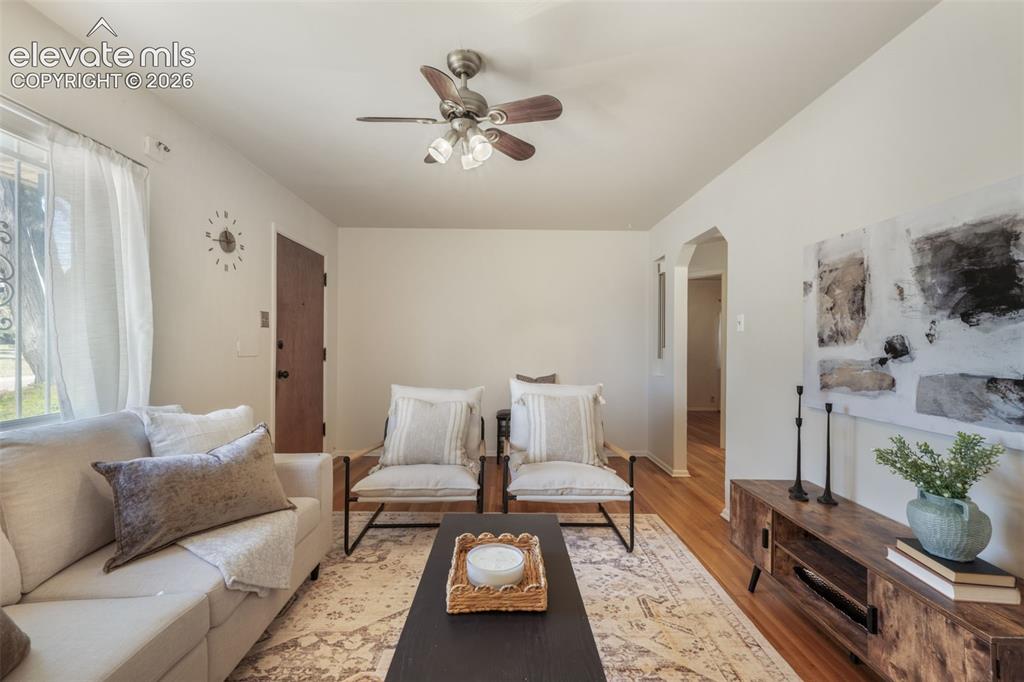 Image 8 of 50: Living Room