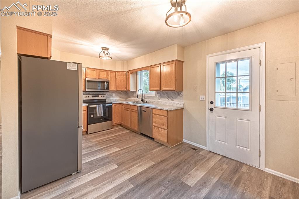 Image 10 of 42: Kitchen