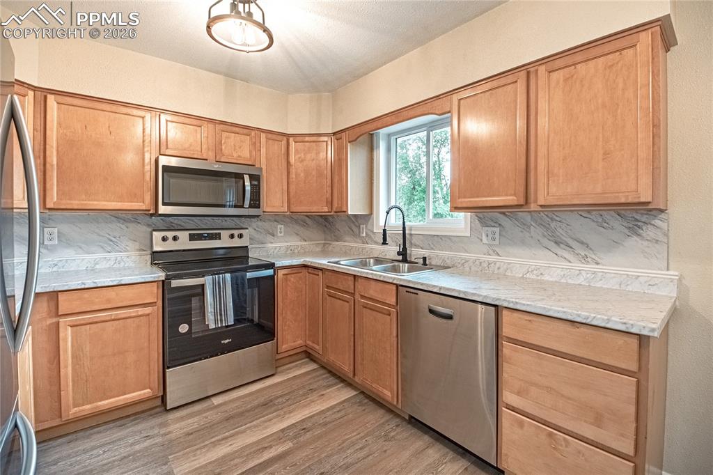 Image 13 of 42: Kitchen