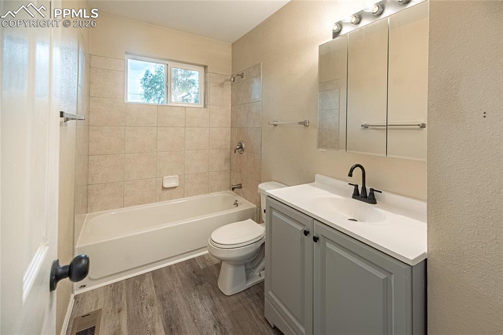 Image 22 of 42: Bathroom