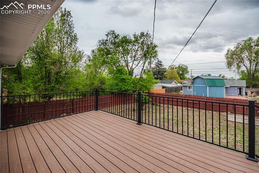 Image 31 of 42: Deck