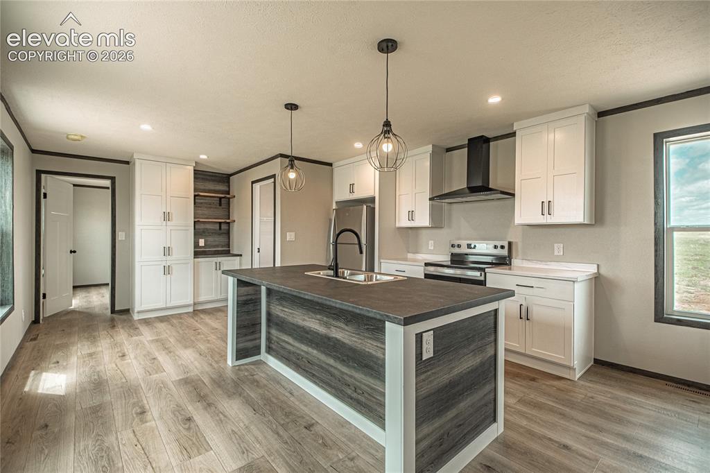 Image 10 of 35: Kitchen