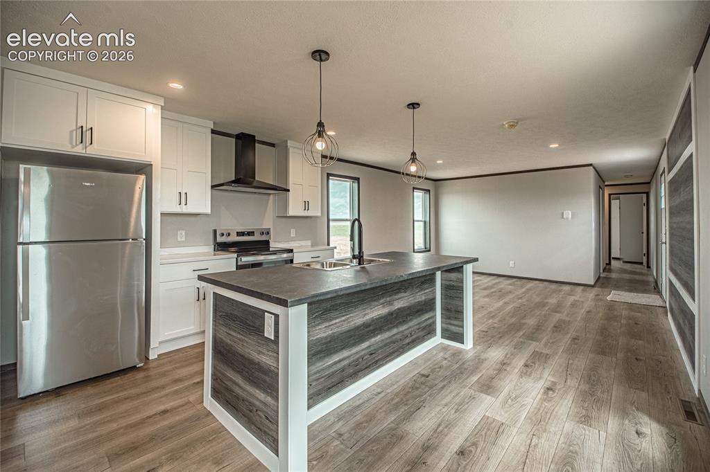 Image 11 of 35: Kitchen