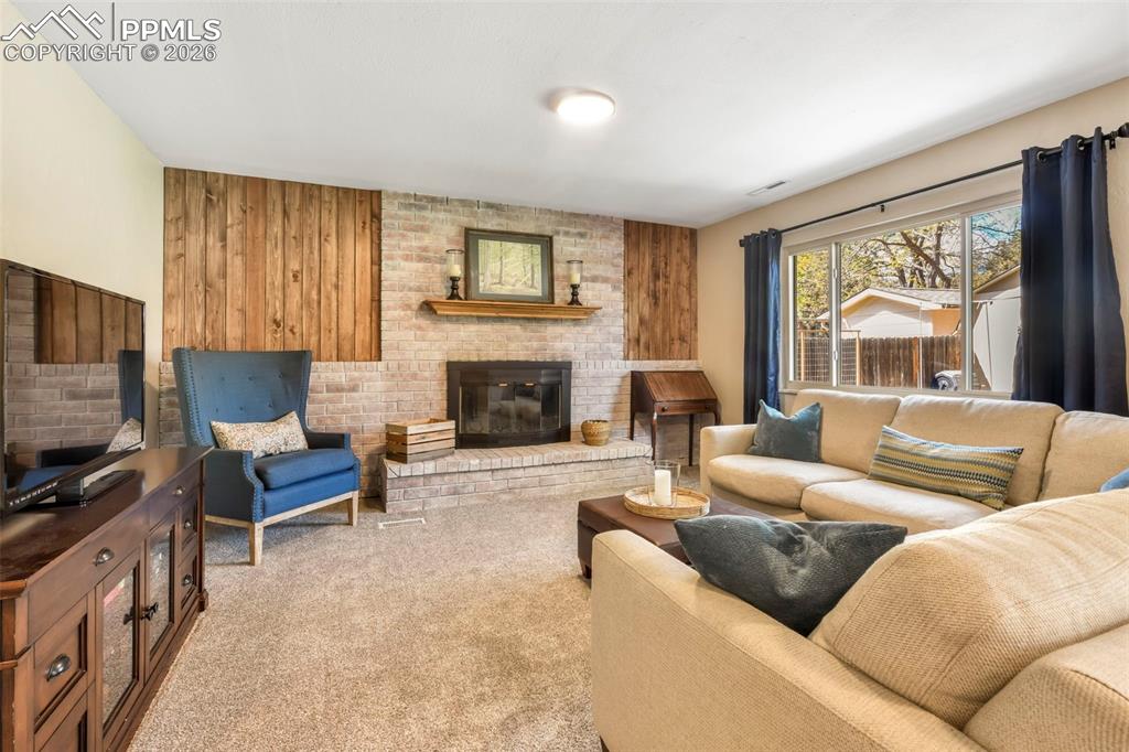 Image 20 of 50: Bedroom