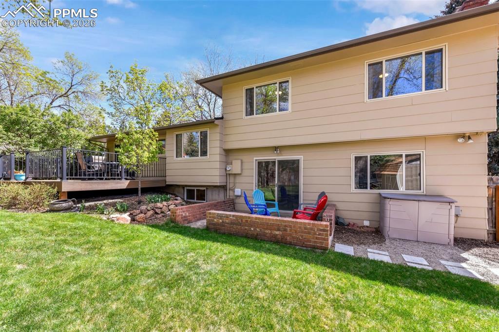 Image 34 of 50: Bedroom