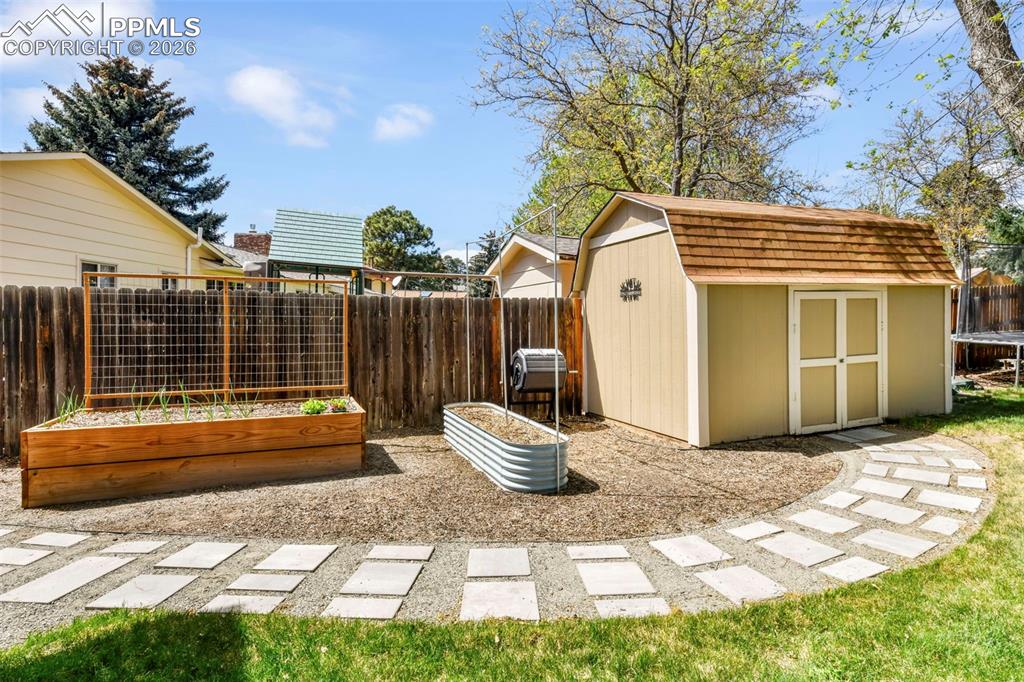 Image 35 of 50: Bedroom