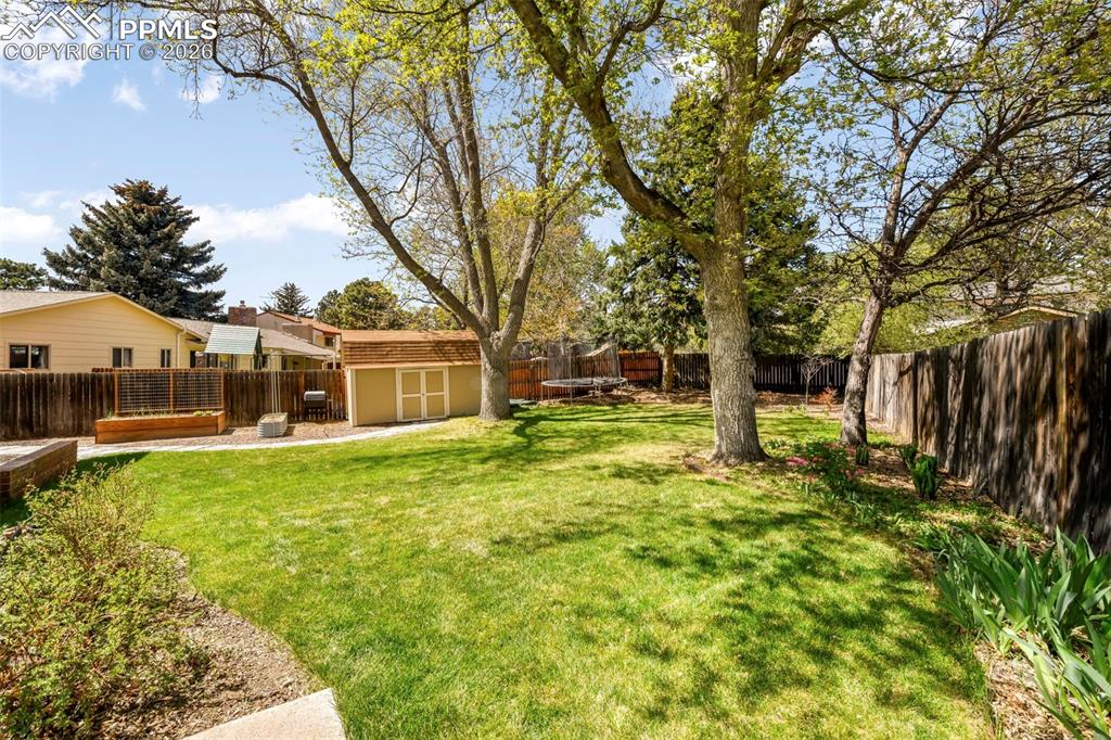 Image 38 of 50: Deck