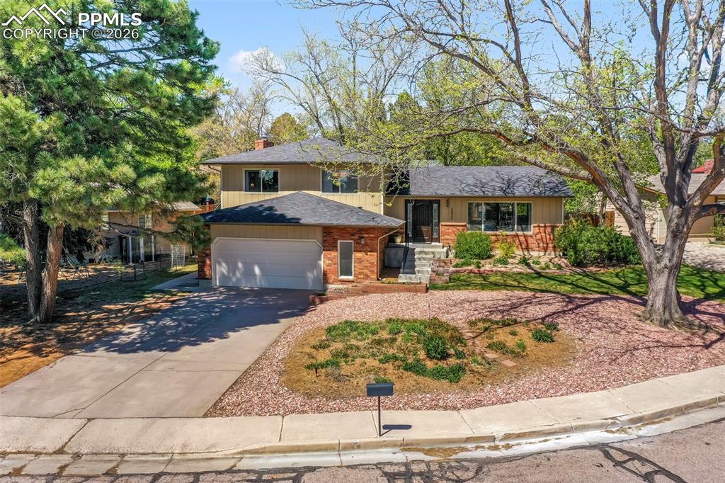 Image 41 of 50: Yard