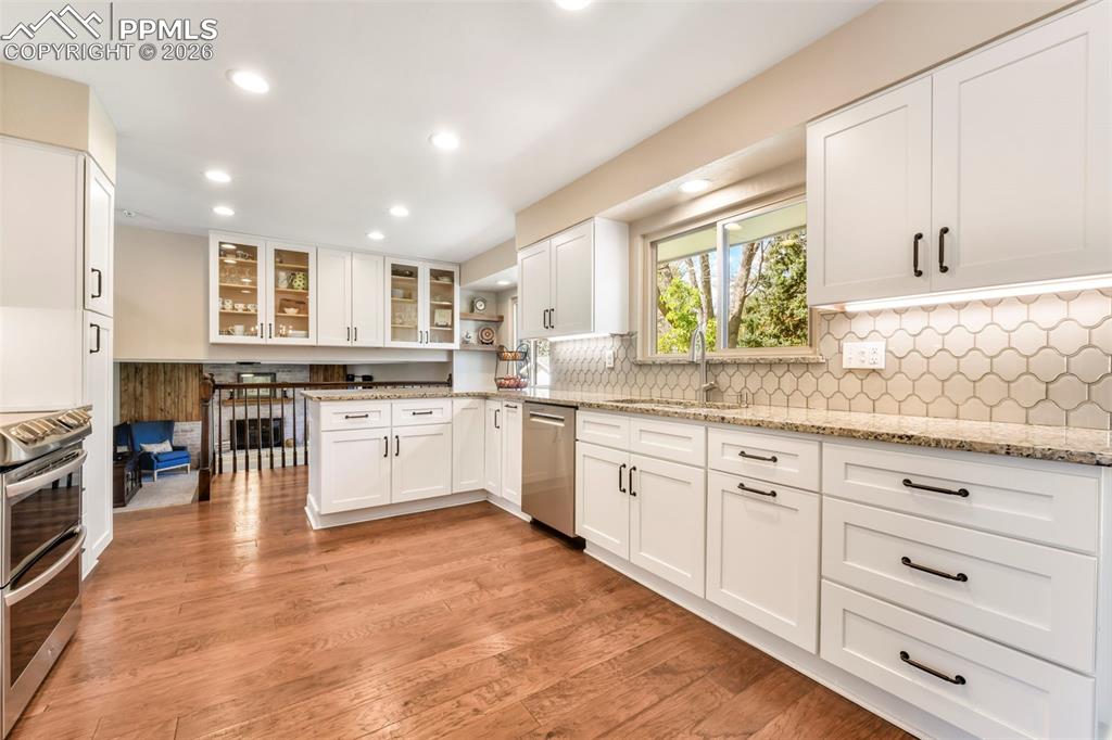 Image 8 of 50: Living Room