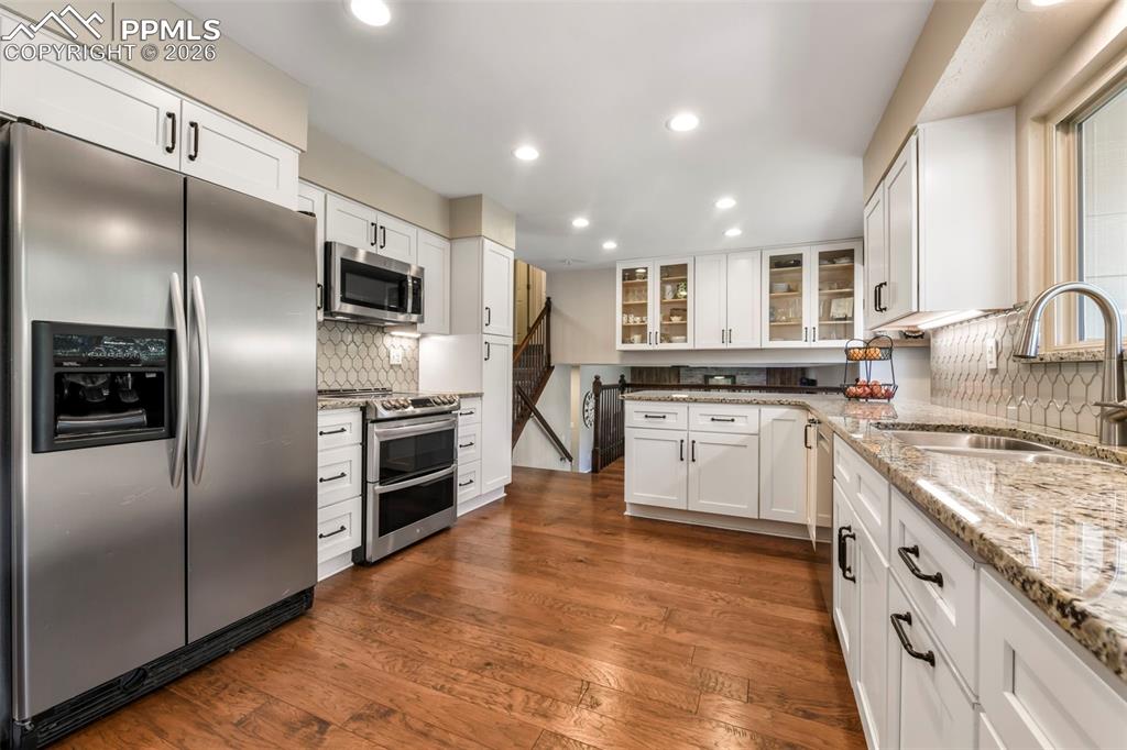 Image 9 of 50: Living Room