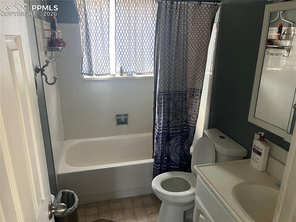 Image 11 of 15: Main level full bath