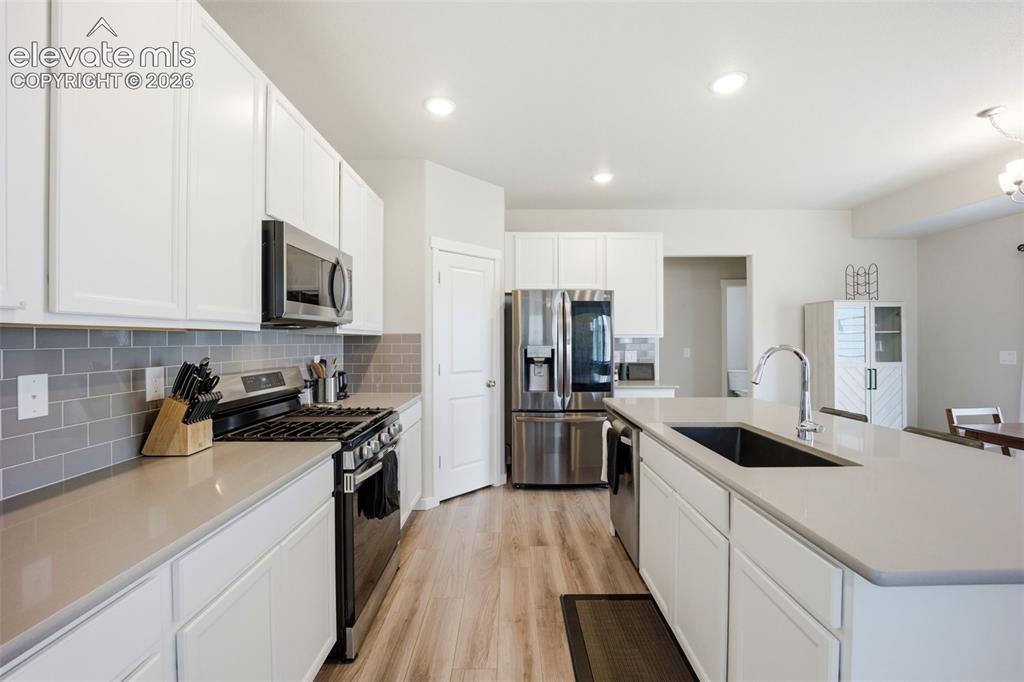Image 14 of 50: Kitchen