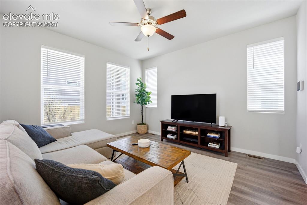 Image 8 of 50: Living Room