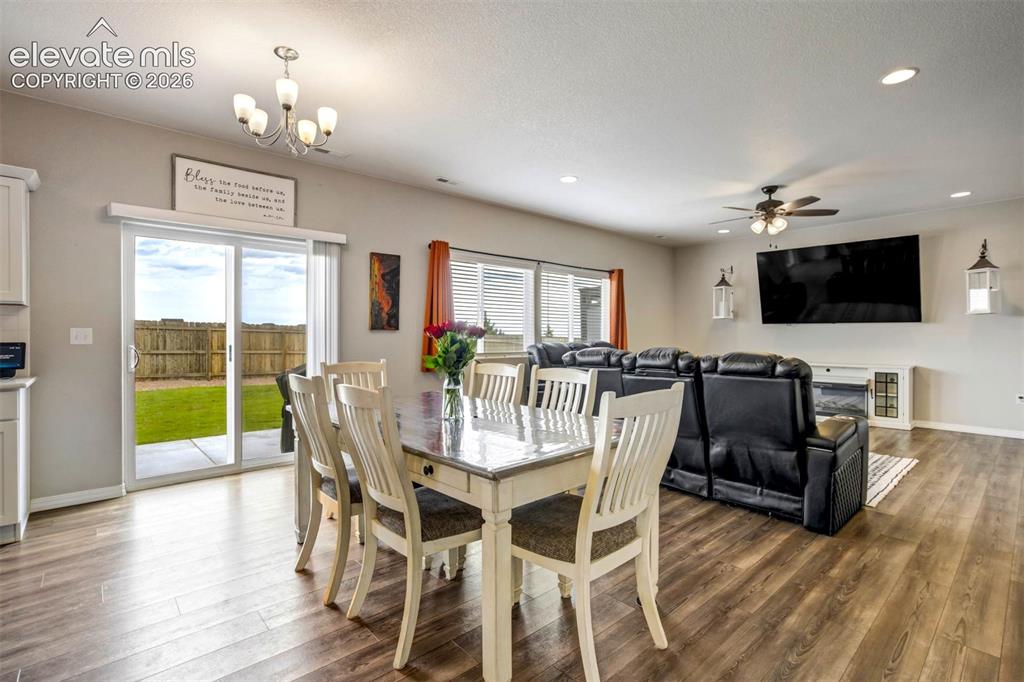 Image 10 of 50: Dining Area