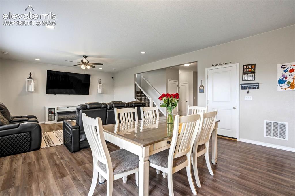 Image 11 of 50: Dining Area
