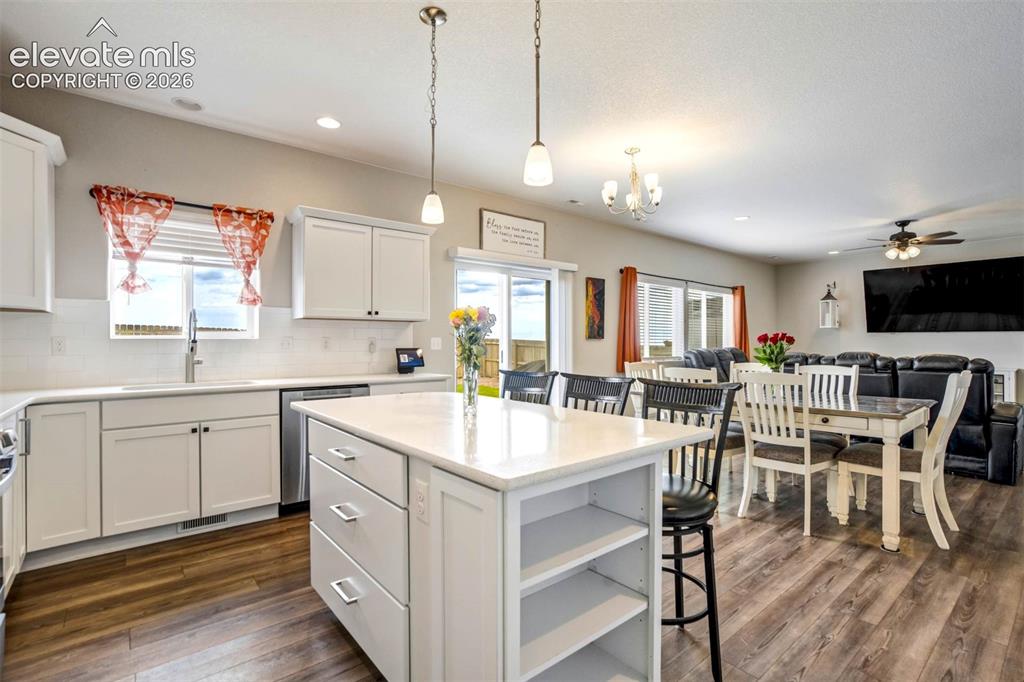 Image 18 of 50: Kitchen