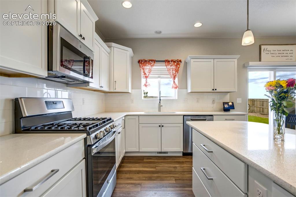 Image 19 of 50: Kitchen