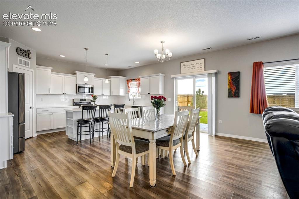 Image 9 of 50: Dining Area