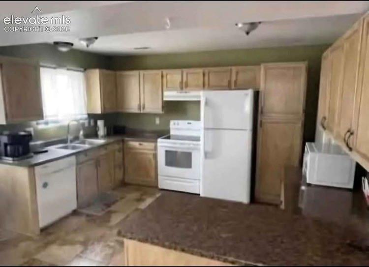 Image 4 of 13: Kitchen