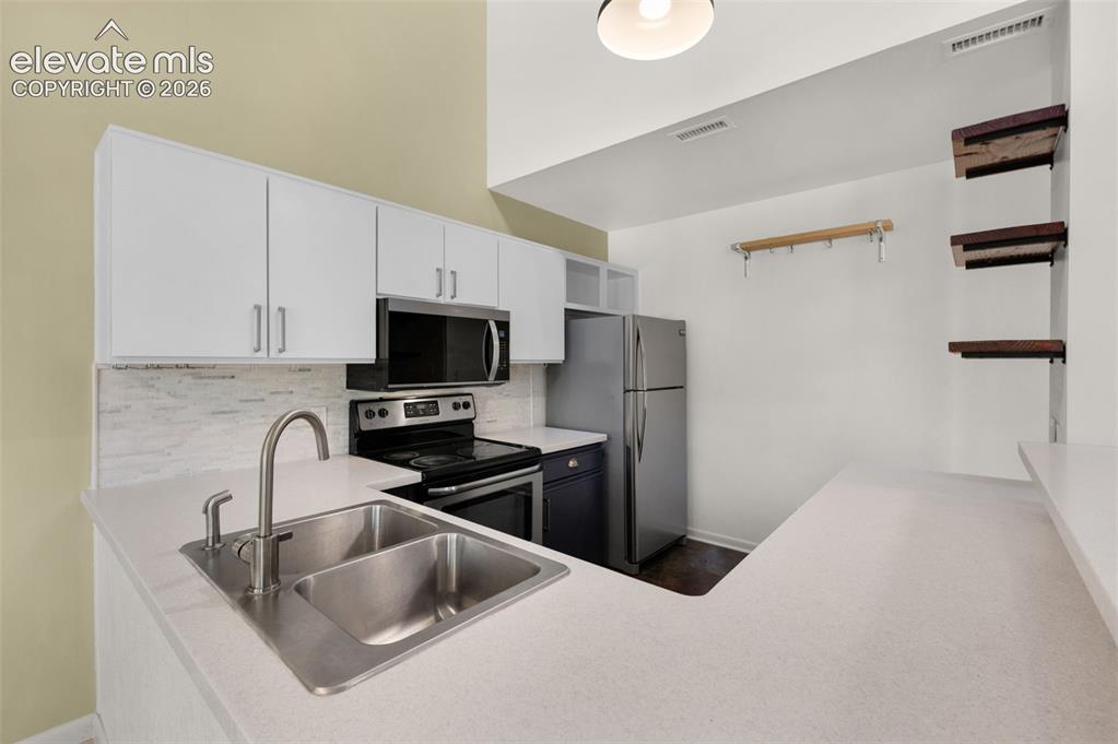 Image 9 of 34: Dining Area