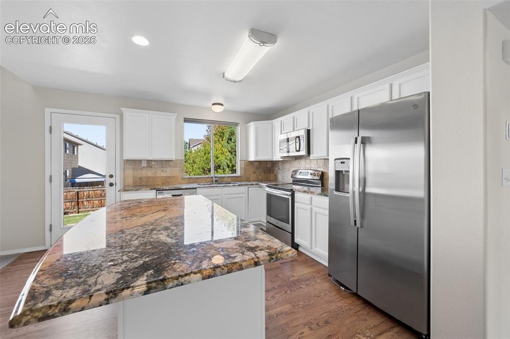 Image 7 of 31: Kitchen