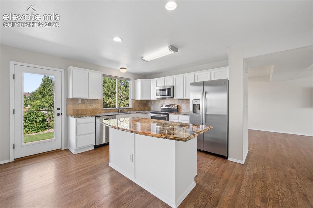 Image 8 of 31: Kitchen