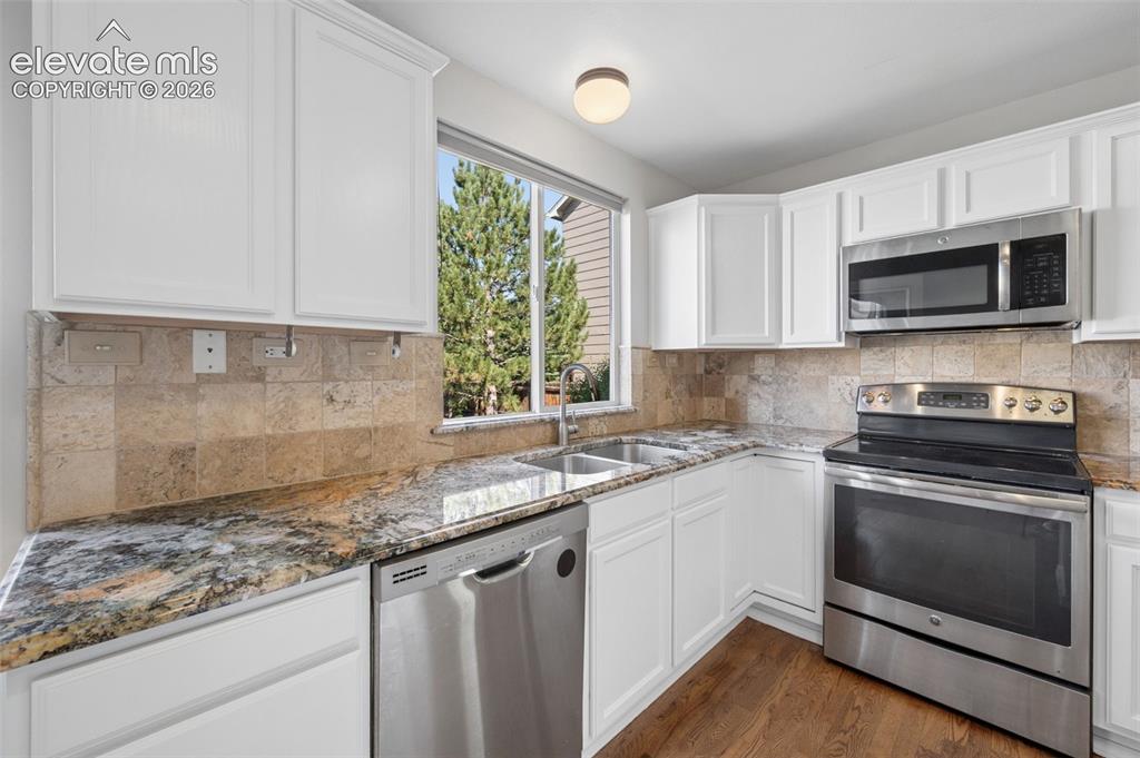 Image 9 of 31: Kitchen