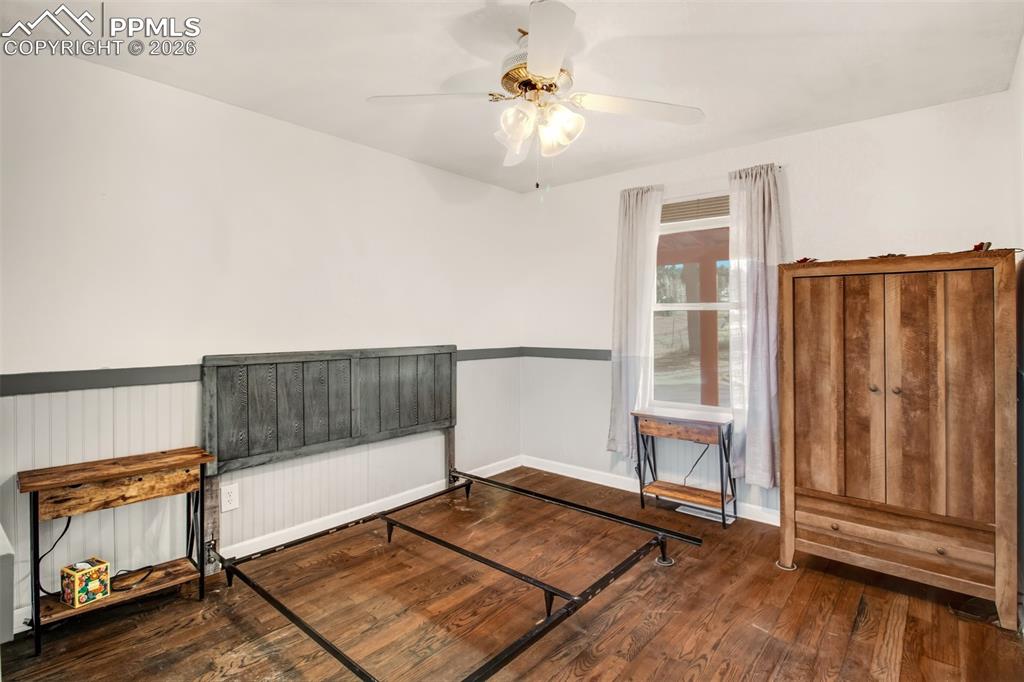 Image 21 of 38: Laundry room