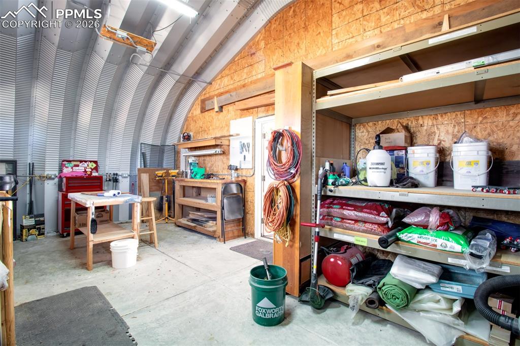 Image 31 of 38: Workshop in garage