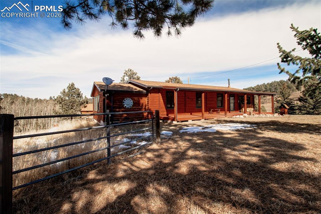 Image 32 of 38: Workshop in garage