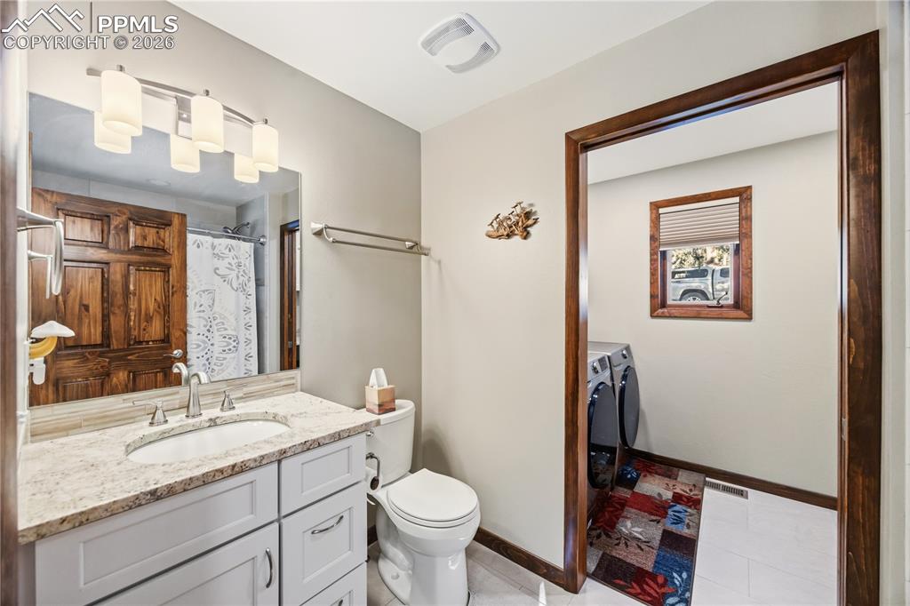 Image 14 of 40: full guest bath