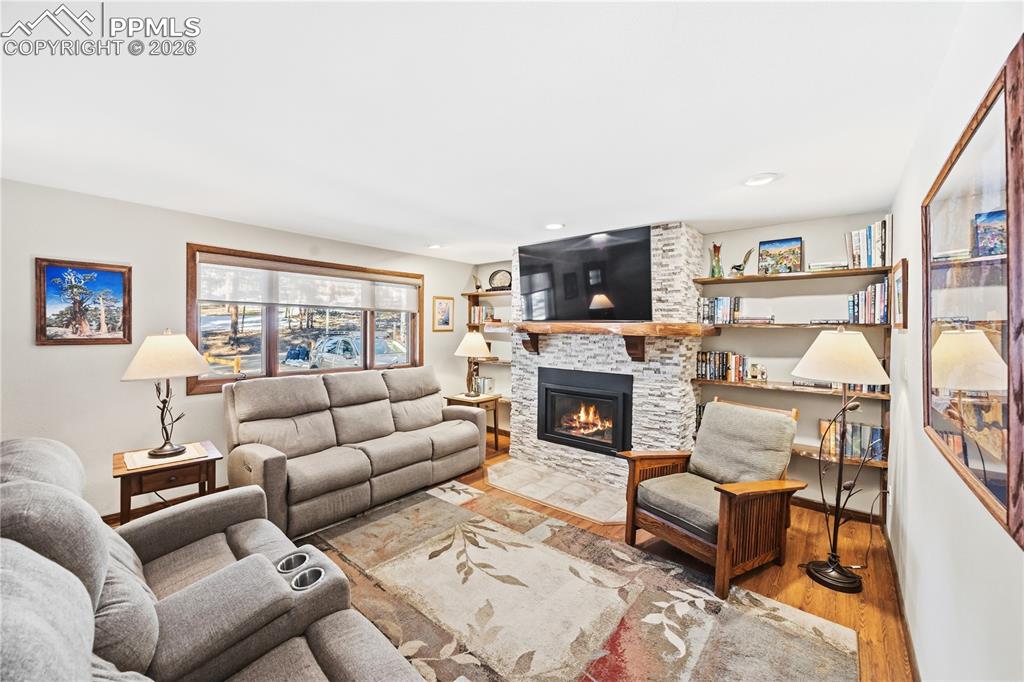 Image 9 of 40: High efficiency gas fireplace