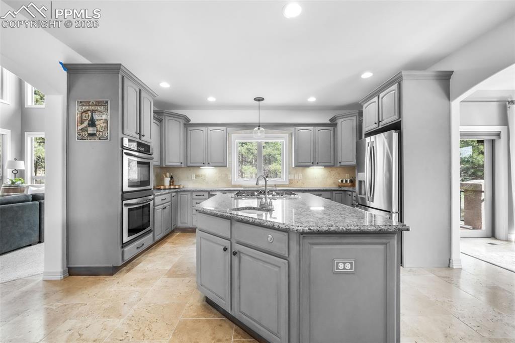Image 10 of 50: Kitchen