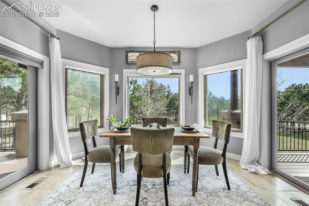 Image 5 of 50: Dining Area