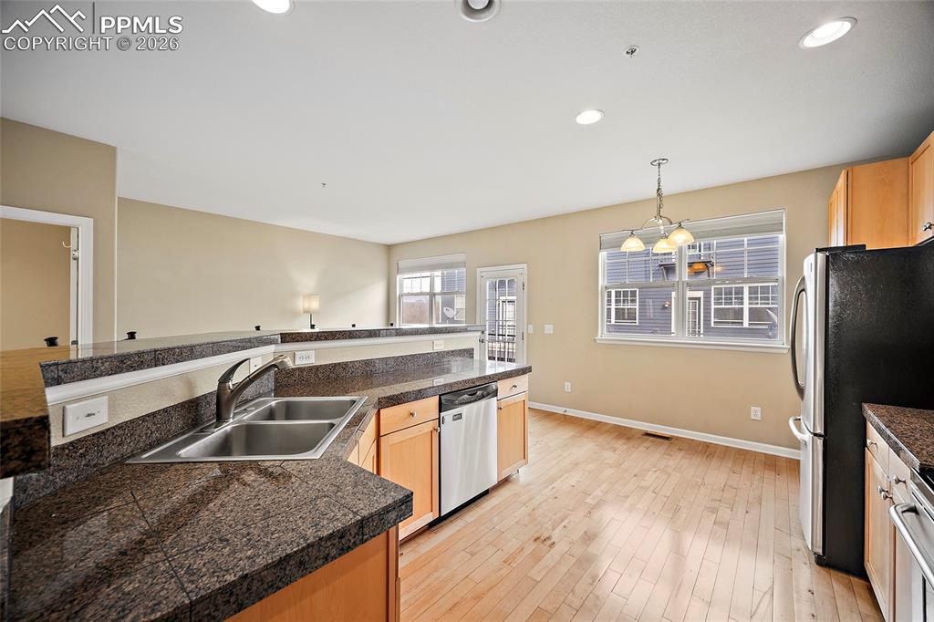 Image 14 of 49: Kitchen