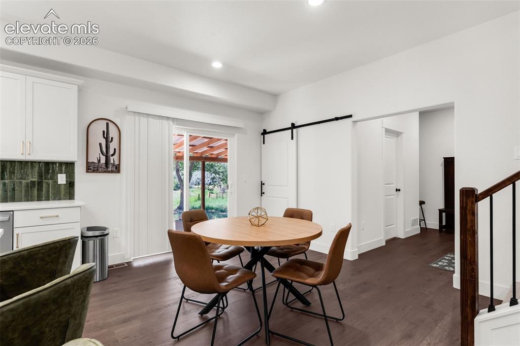 Image 17 of 48: Dining Area