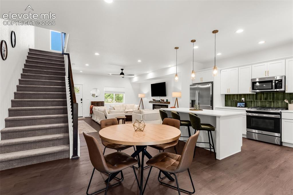 Image 18 of 48: Dining Area