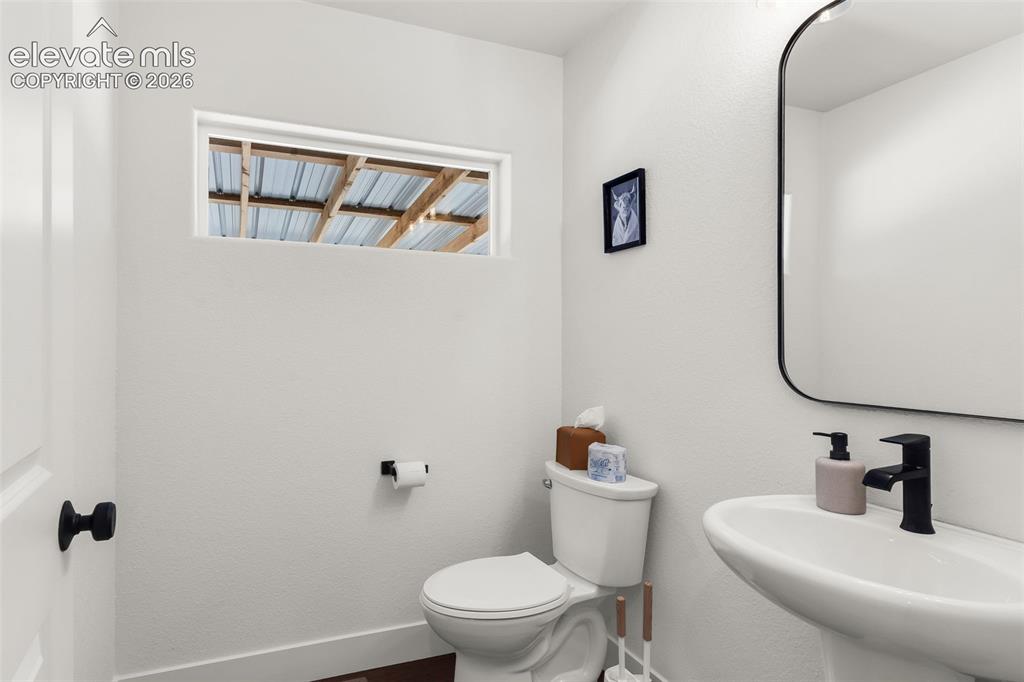 Image 32 of 48: Bathroom
